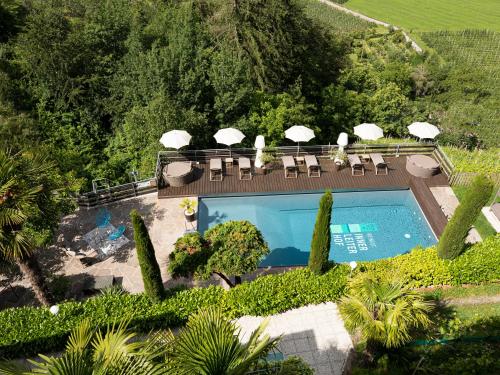 思科纳韦恩古特因内莱特霍夫酒店的享有带椅子和遮阳伞的游泳池的空中景致