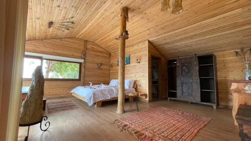 法拉尔雅橄榄园卡巴克酒店的小木屋内一间卧室,配有一张床