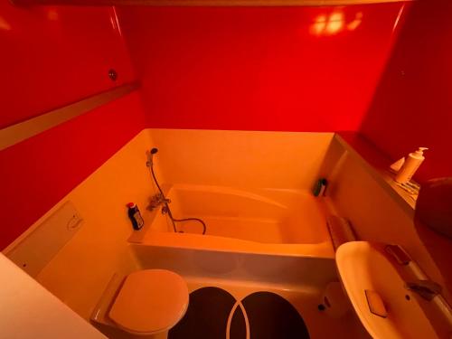 阿克2000Le choucas - Les Arcs的红色的浴室设有浴缸和卫生间。