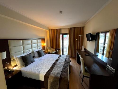 卡斯托里亚欧罗巴酒店的酒店客房设有一张大床和一张书桌。