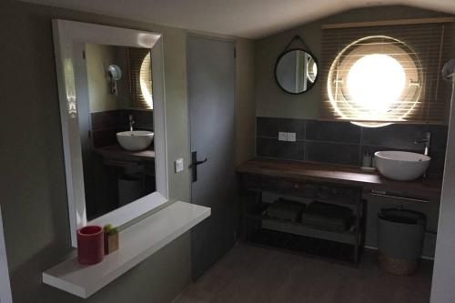 博尼法乔Charmante Villa »InDa »的浴室设有2个水槽和镜子