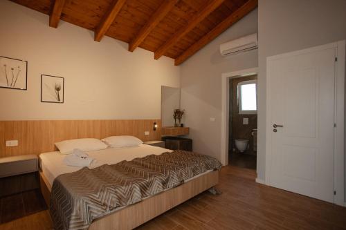 圣金Premium Villas Resort的一间带大床的卧室和一间浴室
