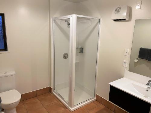 因弗卡吉尔阿舒尔城市人汽车旅馆的带淋浴的浴室(带卫生间和水槽)