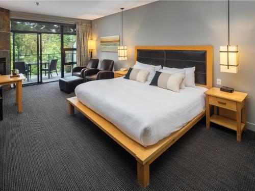 布伦特伍德海湾度假酒店及Spa客房内的一张或多张床位