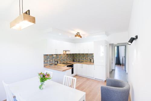 齐斯纳Cisna Apartament的厨房配有白色橱柜和桌椅
