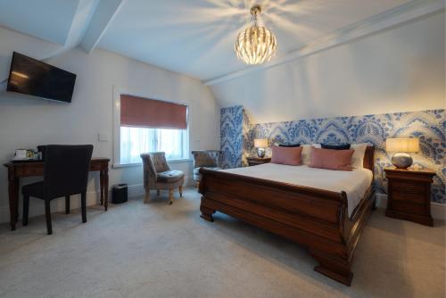 朴次茅斯佛罗伦萨屋精品酒店的一间卧室配有一张床、一张桌子和一把椅子