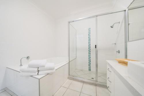耶蓬海岸汽车旅馆的带淋浴和盥洗盆的白色浴室