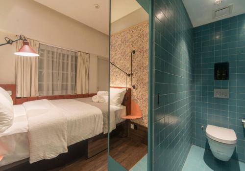 新加坡The Great Madras by Hotel Calmo的一间带床和卫生间的浴室