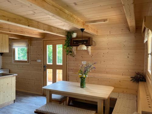 博希尼Miha`s cottage的木制客房,厨房配有桌子