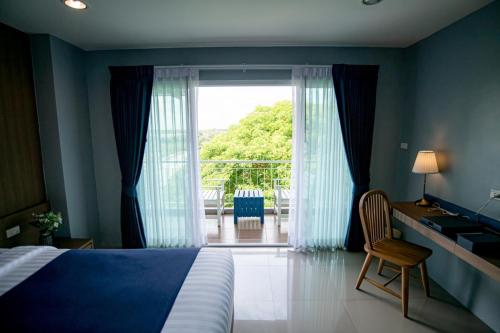 大城卡瓦利卡萨度假酒店的一间卧室配有一张床、一张书桌和一个窗户。