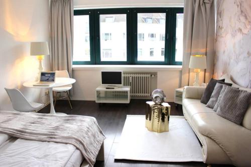 科隆a-partment • Köln- Mediapark的客厅配有床和沙发