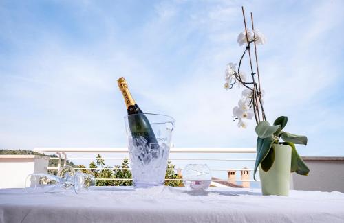 帕利努罗Residence Riviera的桌子上坐着一瓶葡萄酒
