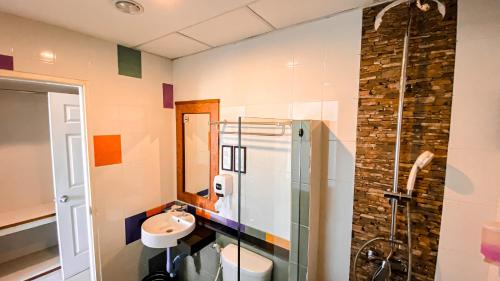 Ban Pa Yang塔昌K2酒店的一间带水槽和淋浴的浴室