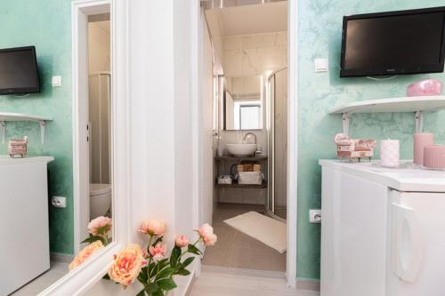希洛Room Gržetić的客房内设有带水槽和卫生间的浴室