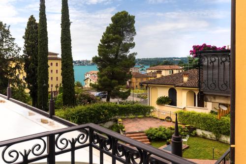 加尔多内-里维耶拉Mefuta Hotel的房屋的阳台享有风景。