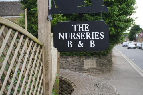 费尔福德The Nurseries Bed and Breakfast Fairford的读书护士栏的标牌,在栅栏上