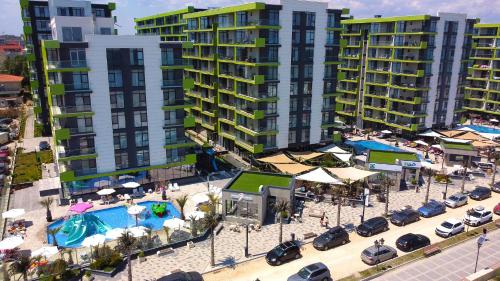 北马马亚-讷沃达里PROMENADA Apartments Beach Resort Mamaia Nord的享有带游泳池和建筑的度假村的空中景致