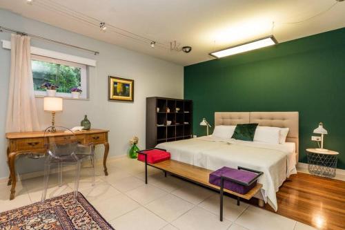 波雷奇Villa Lidija的一间卧室设有一张床和绿色的墙壁