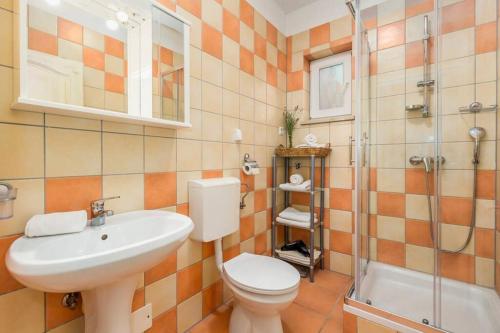 波雷奇Villa Lidija的浴室配有卫生间、盥洗盆和淋浴。