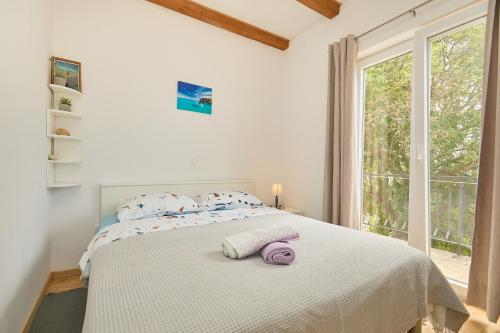 巴比诺波尔杰Santa Barbara Mljet apartment的白色卧室配有一张大床和毛巾
