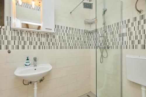 巴比诺波尔杰Santa Barbara Mljet apartment的白色的浴室设有水槽和淋浴。