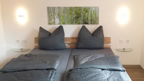 Markische HeideSpreeparadies-Semisch的一间卧室配有两张带枕头的床。