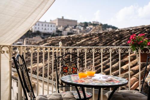 莫迪卡Le Cacinare的阳台上的桌子上放着两杯橙汁