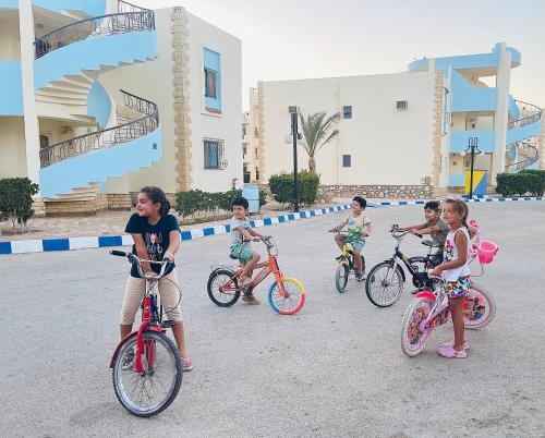 拉斯苏德尔Golden Beach 1 Ras Sedr的一群儿童在街上骑着自行车