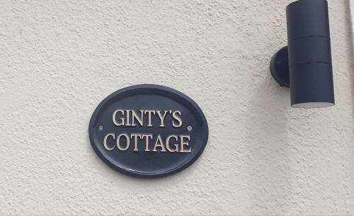 Ross PortCozy & Remote Cottage -newly renovated的建筑物一侧的标志