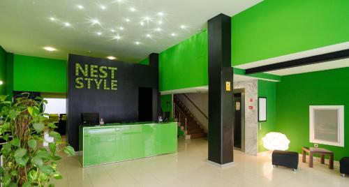 圣地亚哥－德孔波斯特拉圣地亚哥时尚鸟巢酒店的大堂设有绿色的墙壁和楼梯
