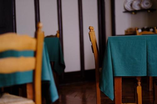 格雷索圣尚Hotel Villa Tedaldi的一张桌子上放着绿桌布