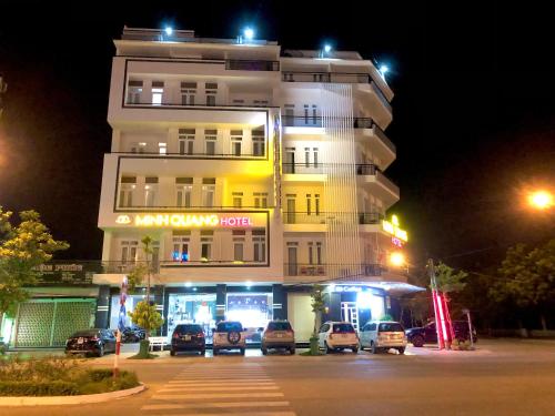 潘郎Khách sạn Minh Quang的一座建筑,晚上停在前面