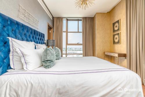 迪拜Dream Inn Apartments - City Walk Prime的一间卧室配有一张大床和蓝色床头板