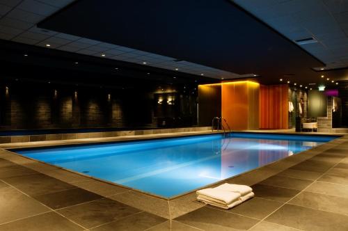 宰斯特Fletcher Hotel-Restaurant Oud London的一个带躺椅的酒店游泳池