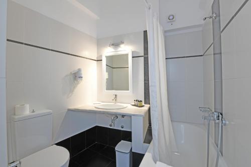 易莫洛林卡萨比安卡酒店的白色的浴室设有水槽和淋浴。