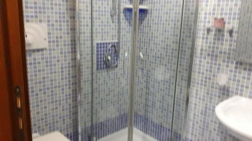 奇尼斯Appartamentino Cinisi的带淋浴和盥洗盆的浴室