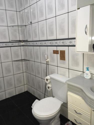 奥萨斯库Quarto INDIVIDUAL Casa Super Aconchegante WIFI 350 MEGA的浴室配有白色卫生间和盥洗盆。