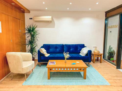 SorbasHostal Sorbas的客厅配有蓝色的沙发和茶几