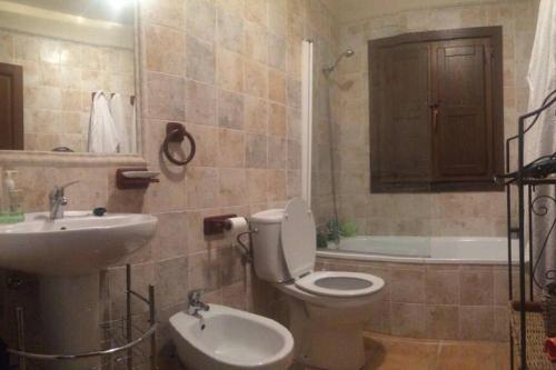 利亚内斯Vivienda vacacional Los Nogales的浴室配有卫生间、盥洗盆和浴缸。