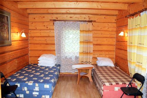 尤卡尔内斯丽露营地的小木屋内的房间设有两张床和一个窗户