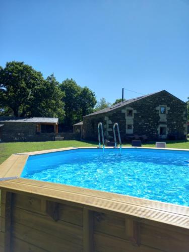 AbadínAlbergue o Xistral的庭院里的一个蓝色海水大型游泳池