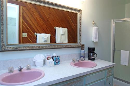 克恩维尔Kern Riverview Inn的浴室设有2个水槽和镜子