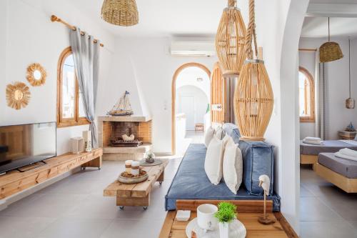 古瓦伊Sandy's Cycladic Style Apartment的客厅配有床和沙发