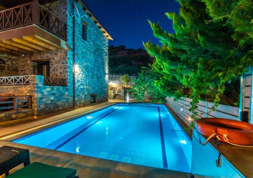 莫拉托斯Villa Avia的一座房子后院的游泳池