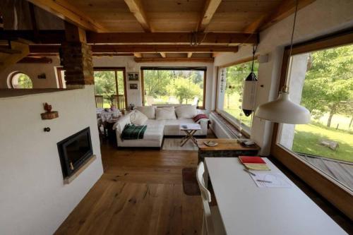 HotedršicaUnique Cottage House With Panoramic View On Ravnik的带沙发和壁炉的客厅