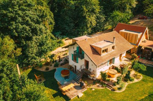 盖布维莱尔Le Grand Petit Prince - Domaine de Charme - Jacuzzis privatifs的享有带游泳池的房屋的空中景致