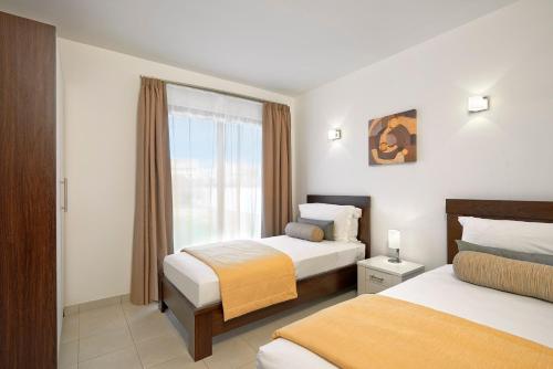 圣玛丽亚Melia Dunas Beach Resort & Spa - All Inclusive的酒店客房设有两张床和窗户。