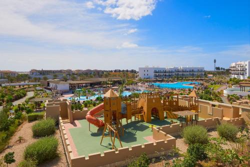 圣玛丽亚Melia Dunas Beach Resort & Spa - All Inclusive的水上公园游乐场的空中景致