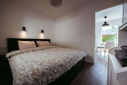布莱德Apartment Oddih with terrace and private SAUNA的一间带大床的卧室和一间餐厅