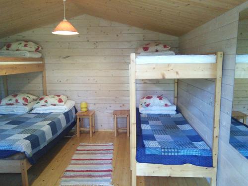 PaatsaluPaatsalu Camping的小屋内带两张双层床的客房